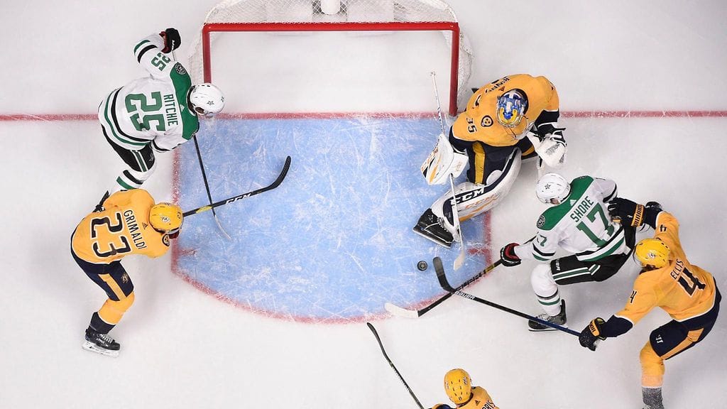 Nashvillen maalivahti Pekka Rinne yrittää pysäyttää Dallasin pudotuspelien avauskierroksella.