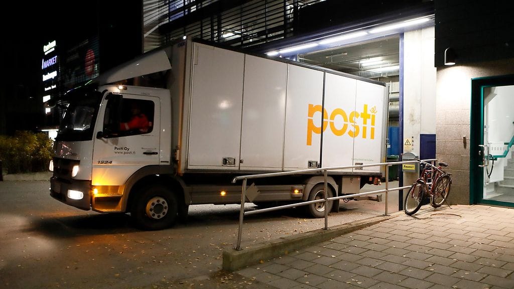 Postin kuorma-auto Joensuussa syksyllä 2018.