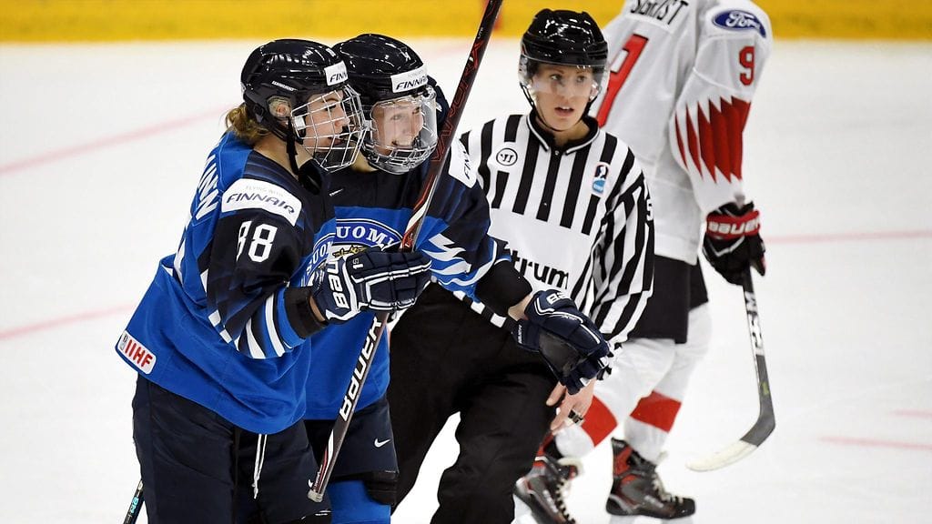 Rosa Lindstedt ja Ronja Savolainen juhlimassa Suomen 2-1 maalia.