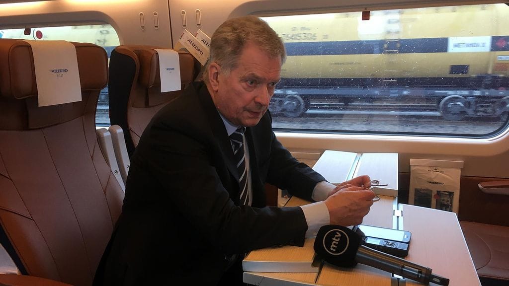 Sauli Niinistö junassa matkalla Pietariin 8. huhtikuuta 2019.
