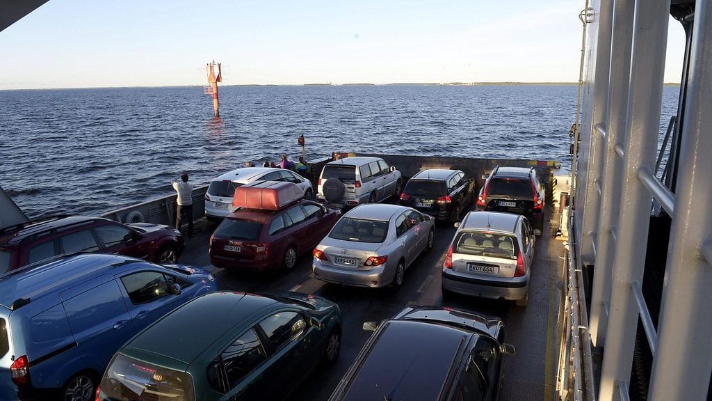 Autoja Finferriesin liikennöimällä Hailuodon lautalla.