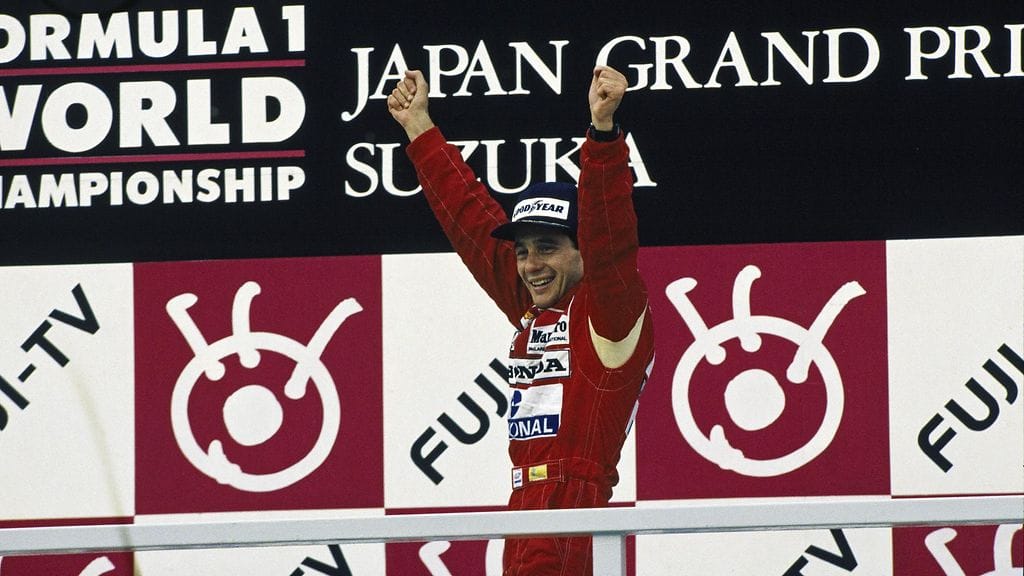 Ayrton Senna juhli Japanin osakilpailun voittoa ja maailmanmestaruutta vuonna 1988.