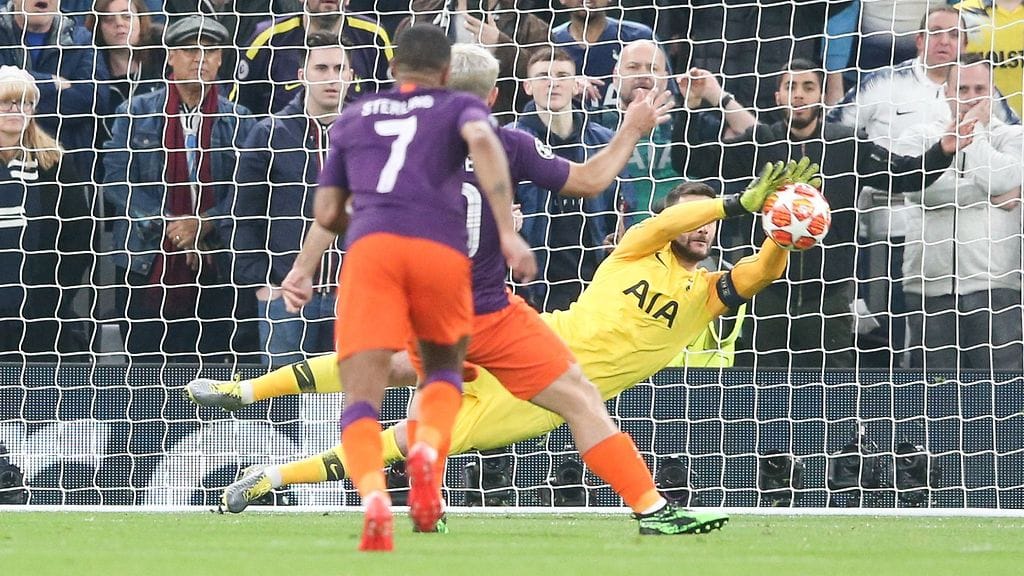 Tottenham-maalivahti Hugo Lloris torjui Sergio Agüeron ampuman rangaistuspotkun.