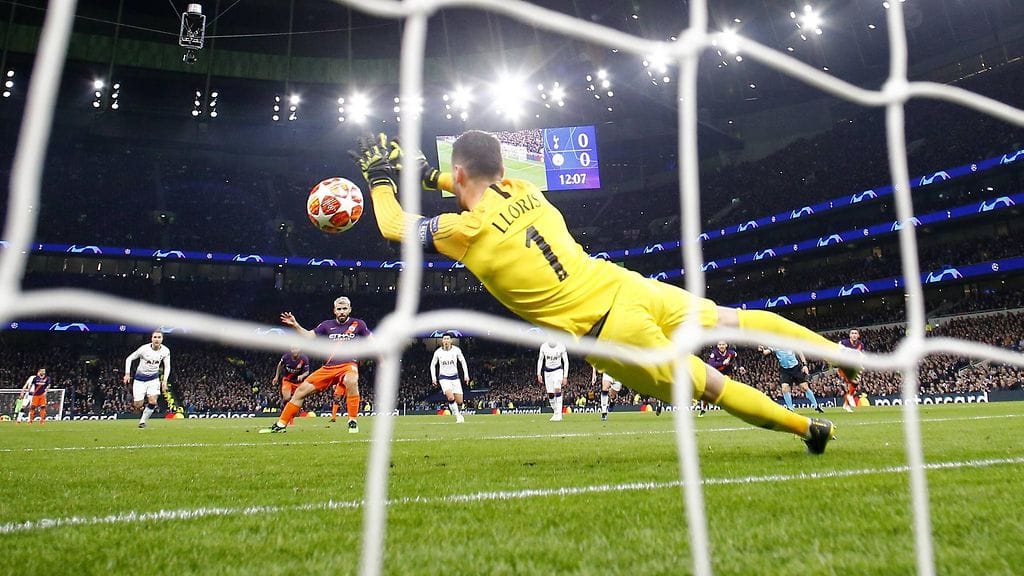 Tottenham-maalivahti Hugo Lloris torjui Manchester Cityn Sergio Agüeron ampuman rangaistuspotkun.