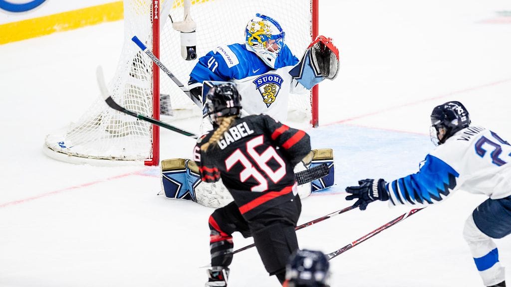 Noora Räty joutui jättämään ottelun Kanadaa vastaan kesken. Hän kuitenkin pelaa jälleen torstaina.