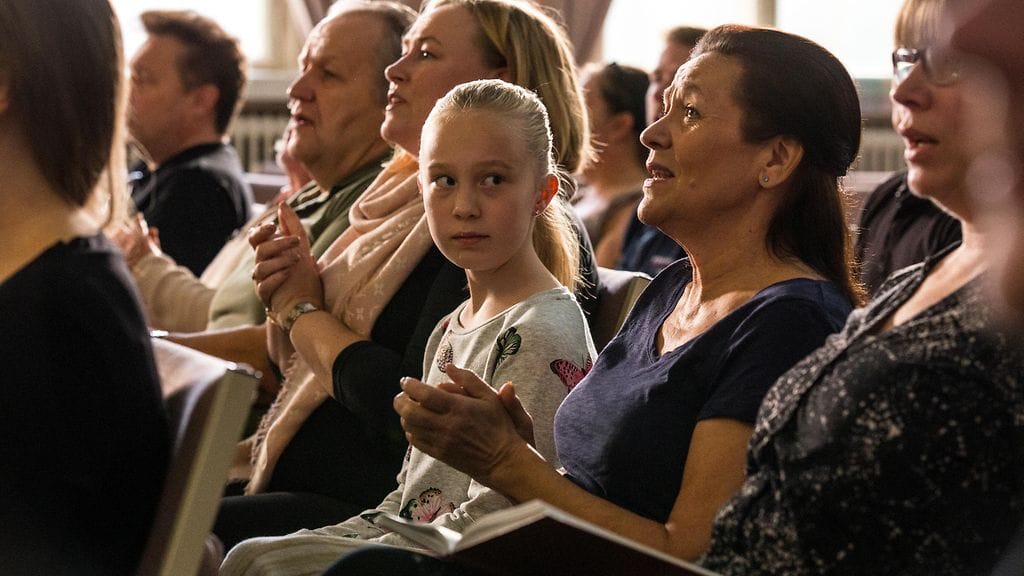Aallonmurtaja_S02_E08_Inari (Sara Pehrsson) ja Riitta (Riitta Havukainen), Inari seuraa uuden elämän löytänyttä laulavaa isoäitiänsä