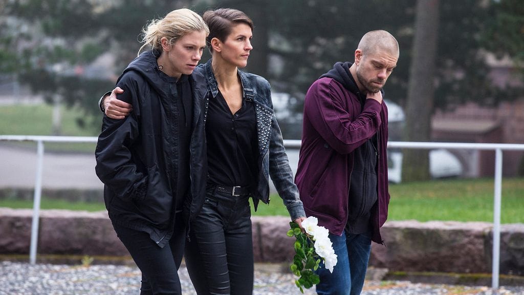 Aallonmurtaja_S02_E08_Meri (Saara Kotkaniemi), Tuula (Maria Ylipää) ja Tume (Joonas Saartamo) menossa hautajaisiin