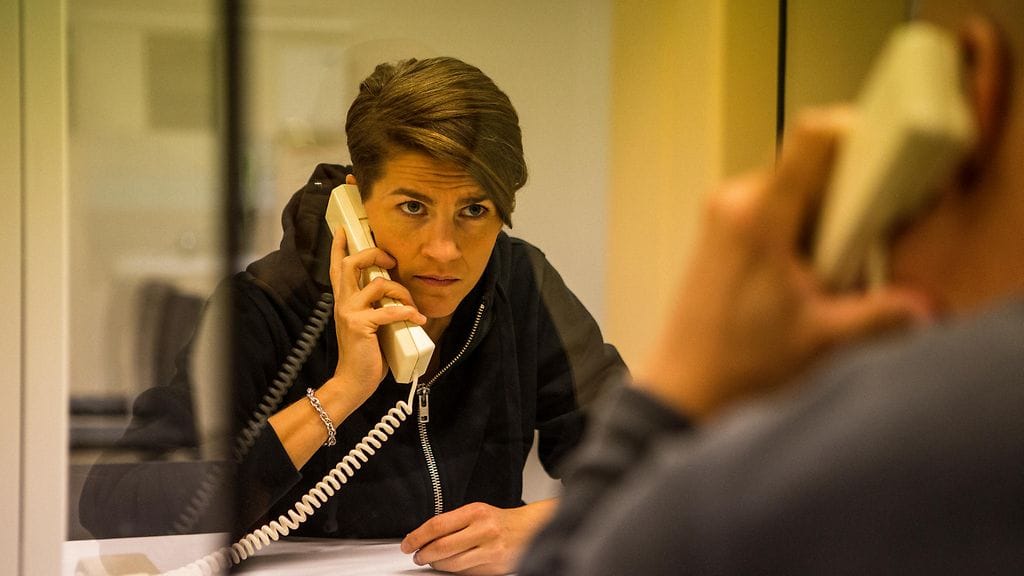 Tuula (Maria Ylipää) tapaamassa Upia (Turkka Mastomäki) vankilassa.