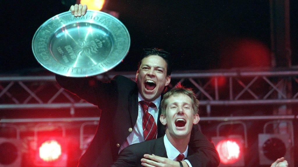 Litmanen ja maalivahti Edwin van der Sar juhlivat Hollannin mestaruutta vuonna 1998.