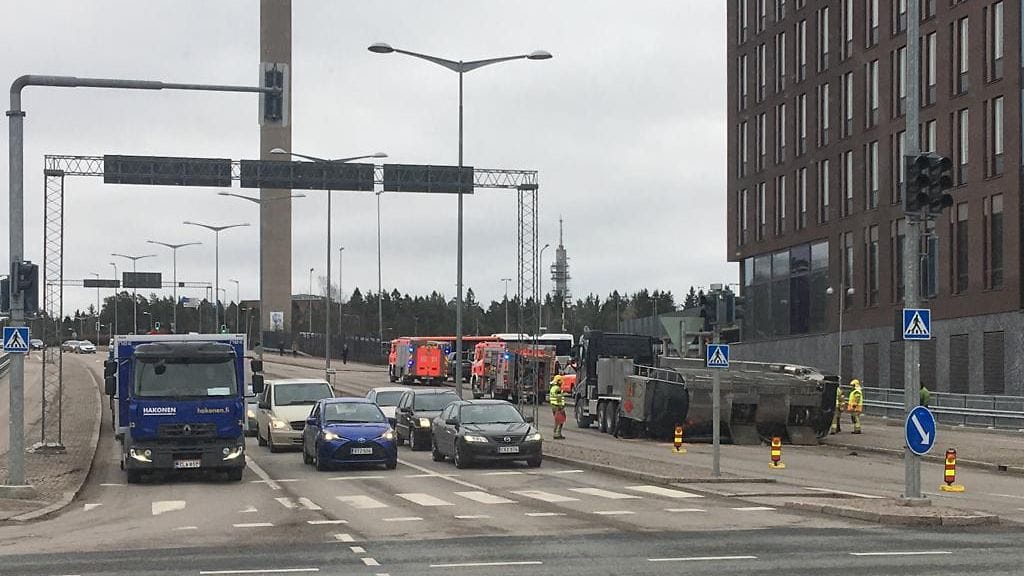 Turma sattui Mannerheimintien ja Hakamäentien risteysalueella noin kello 12.35.
