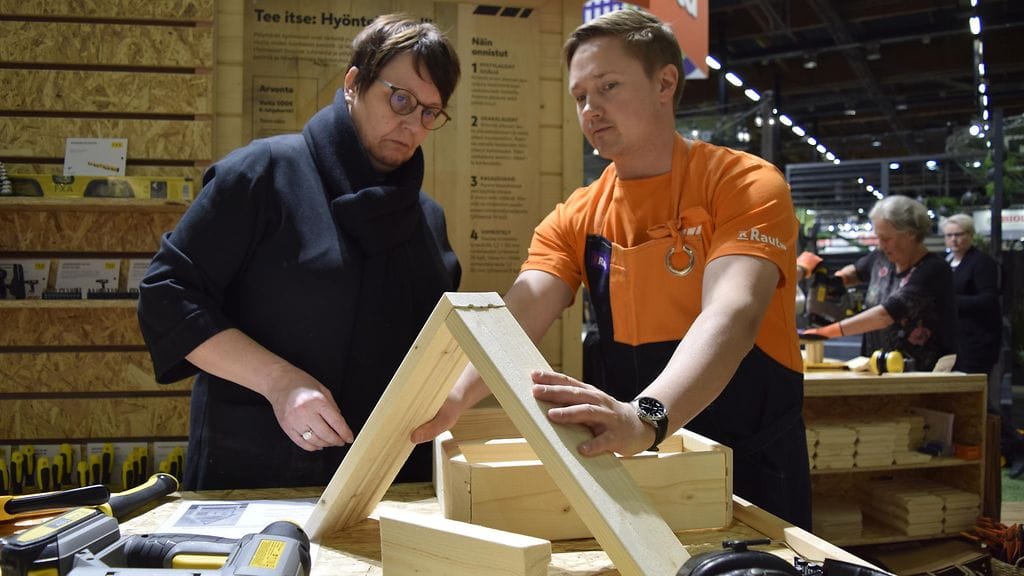 Hyönteishotellin suunnittelua ja nikkarointia kevätmessuilla 2019