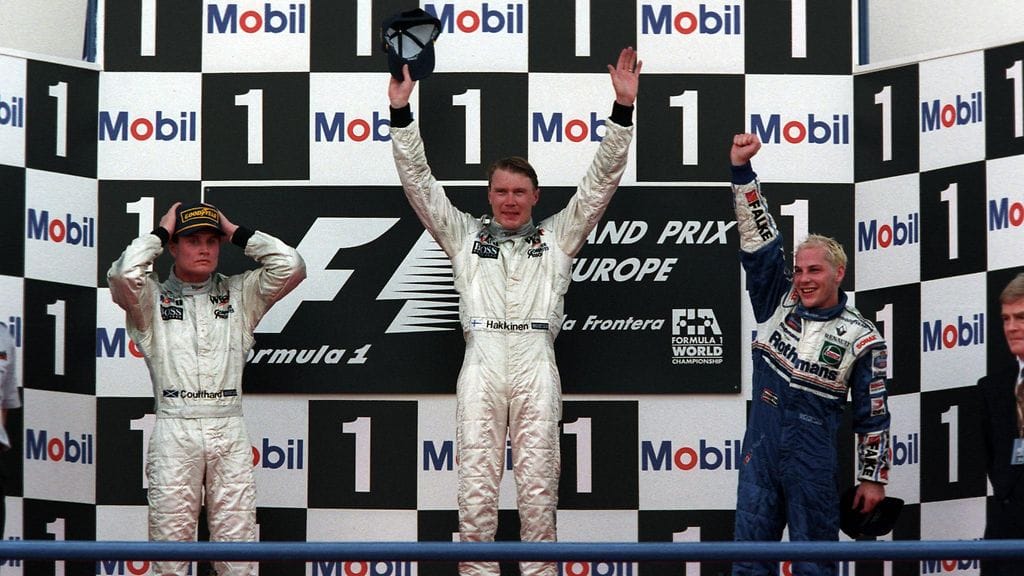 Mika Häkkinen nousi ensimmäisen kerran korkeimmalle F1-korokkeelle Jerezissä vuonna 1997.