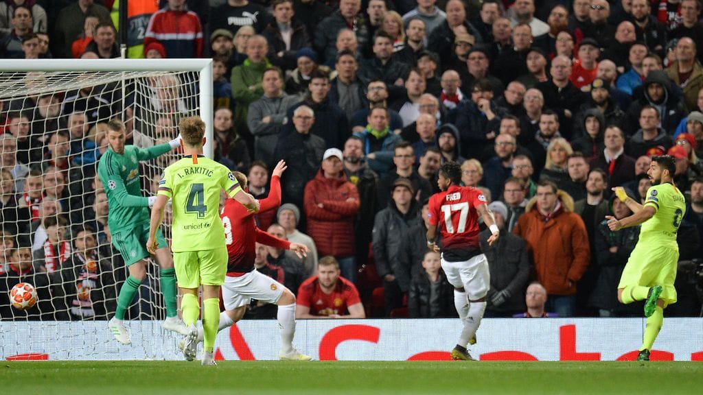 Luis Suarez puski FC Barcelonan johtoon Manchester United -puolustaja Luke Shaw'n kautta.