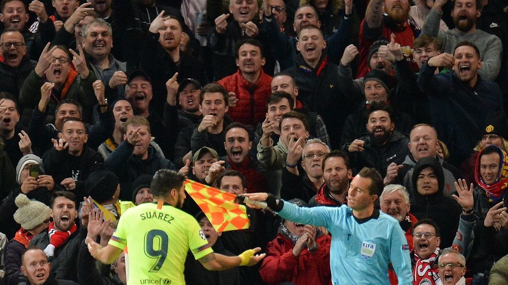 Luis Suarez ihmetteli linjatuomarin paitsioliputusta maalinsa jälkeen.