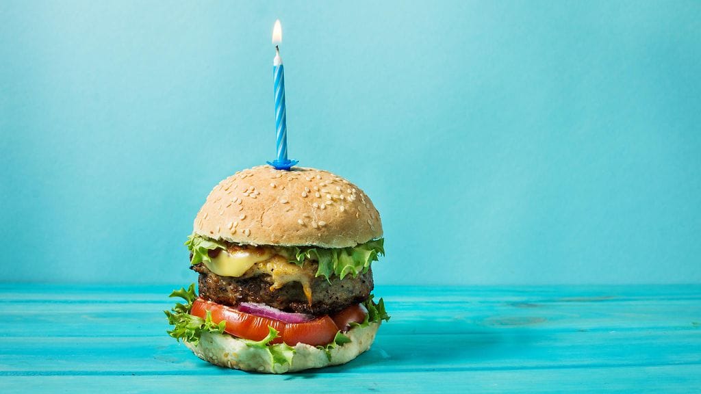 Roskaruoan tarjoaminen lasten synttäreillä herättää keskustelua. Kuvituskuva.