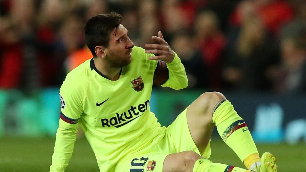 Lionel Messi sai keskiviikkona Chris Smallingin kädestä iskun päähänsä.