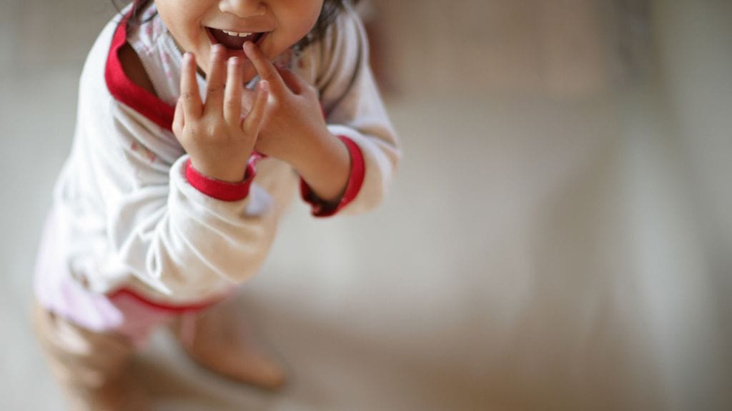 Kiinalaisäiti joutui somemyrskyn silmään potkaistuaan lastaan. Niu Niuna tunnettu tyttö on kiinalainen sosiaalisen median julkisuus. Kuvituskuva.