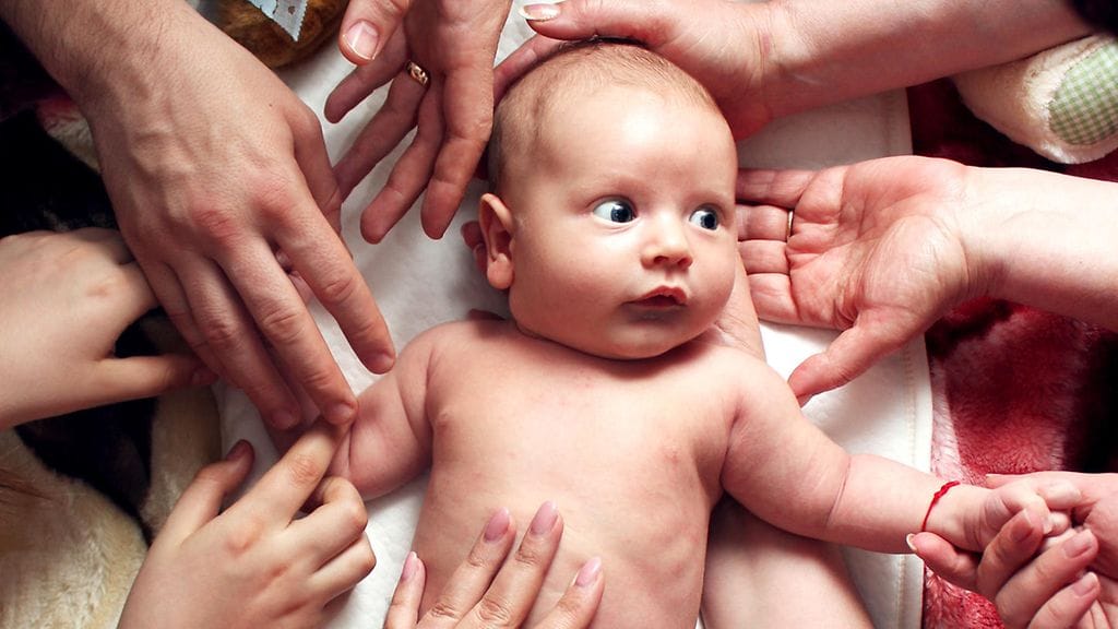 Kokeellisen koeputkihedelmöityksen ansiosta pitkään lapsettomuudesta kärsinyt nainen sai viimein vauvan. Kuvituskuva.
