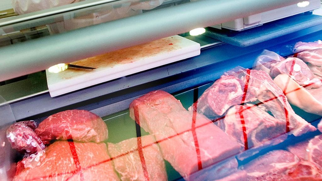 Veijo Votkin esittelee lihatukussaan brasilialaista pihvilihaa vuonna 2007.