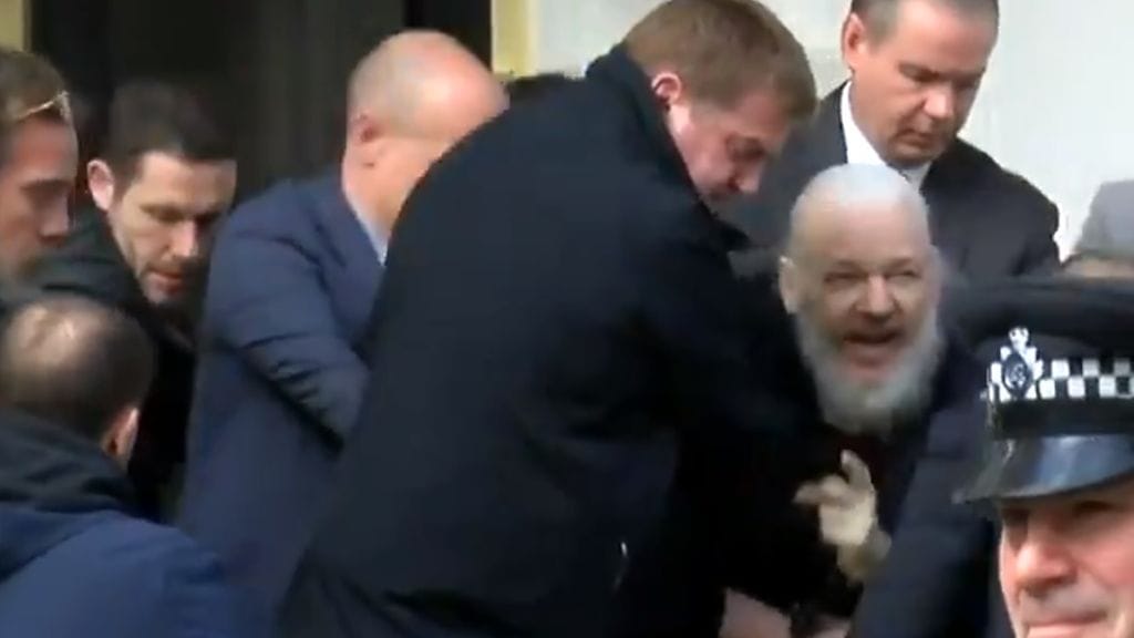 Kuvakaappaus Ruptlyn videolta, jossa Assange pidätetään.