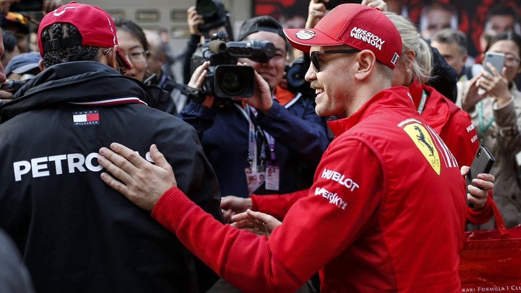 Lewis Hamilton ja Sebastian Vettel tervehtivät toisiaan Kiinan F1-varikolla.