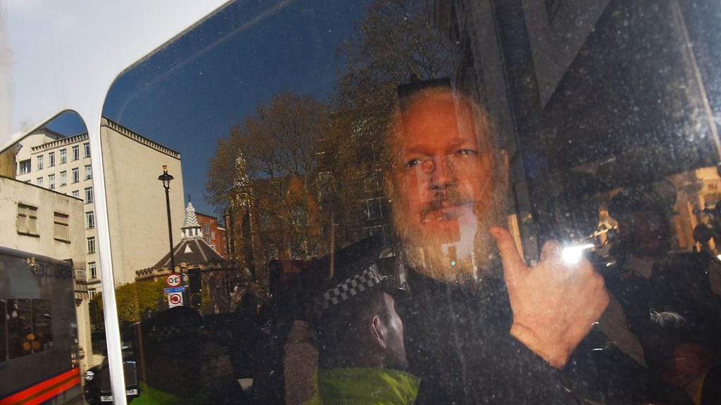 Julian Assange tuotiin Lontoossa oikeuteen.