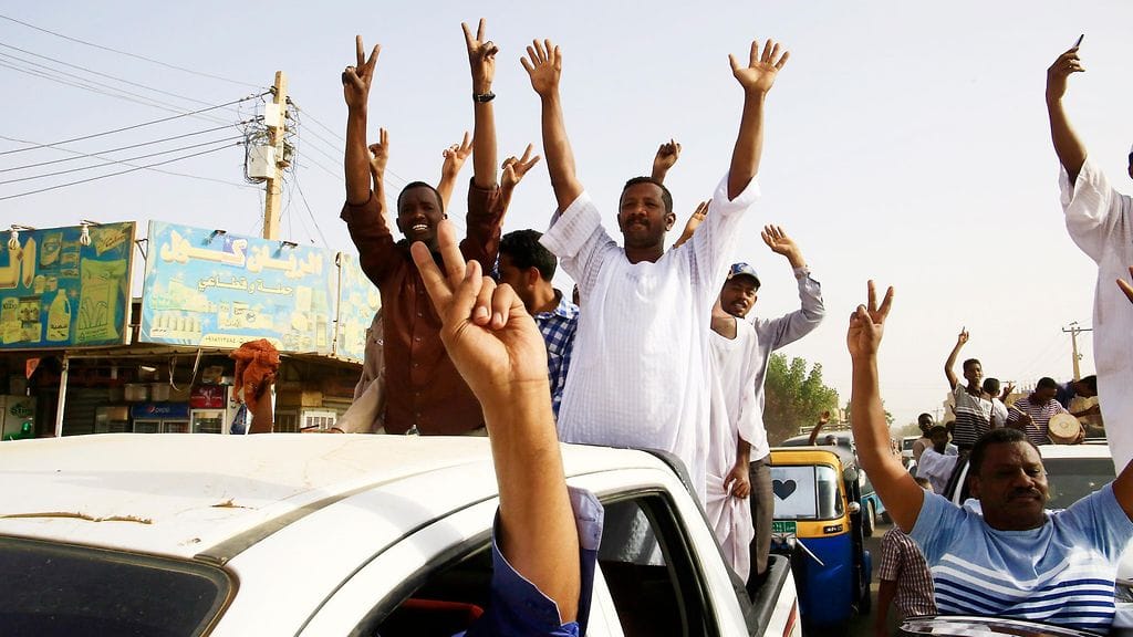 Mielenosoittajat juhlistivat maan pitkäaikaisen hallitsijan syrjäyttämistä, mutta ovat tyytymättömiä väliaikaishallintoon.