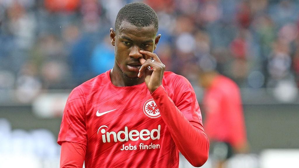 Eintracht Frankfurtin Evan N'Dicka ajettiin ulos.