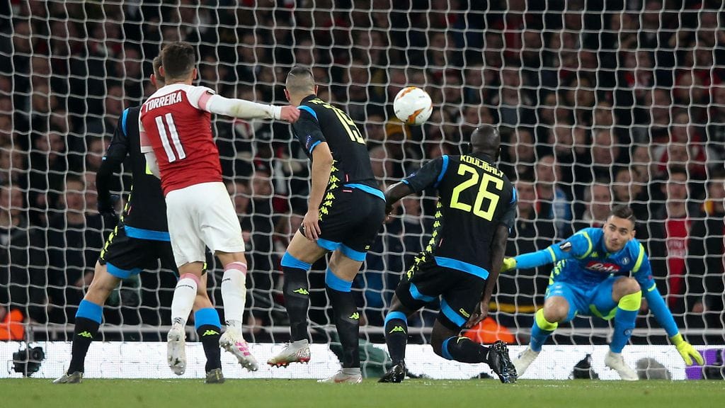 Arsenalin Lucas Torreiran laukaus muutti suuntaa Napoli-puolustaja Kalidou Koulibalysta ja meni maaliin.
