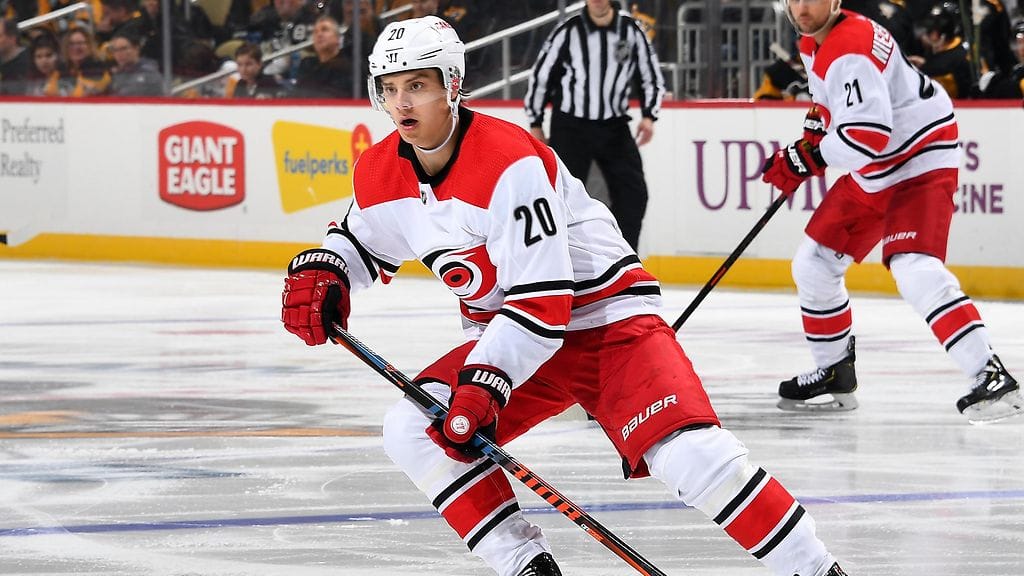 Sebastian Aho uurasti hurjat minuutit Carolinan avausottelussa Washingtonia vastaan.