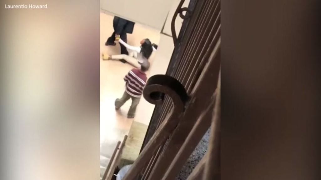 Valvontakamera tallensi väkivaltaisen välikohtauksen lukion käytävillä.