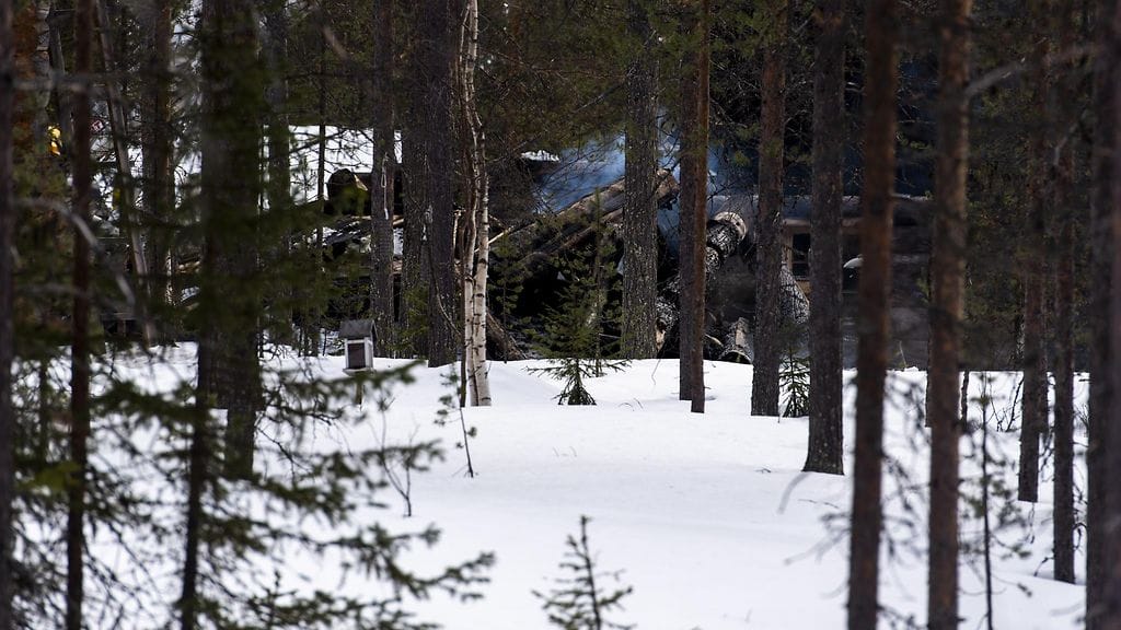 Savu nousi palaneen rakennuksen raunioista Sirkan kylässä Isorakassa Levitunturin kupeessa Kittilässä perjantaina. Kelomökin tulipalossa kuoli kolme alaikäistä lasta.