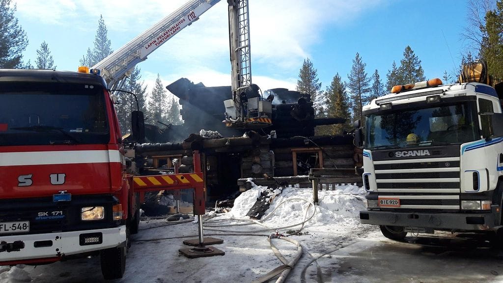 Palokunta jälkisammutustöissä Sirkan kylässä Isorakassa Levitunturin kupeessa Kittilässä eilen. Kelomökin tulipalossa kuoli kolme ihmistä. Yksi ihminen onnistui pelastautumaan palosta.