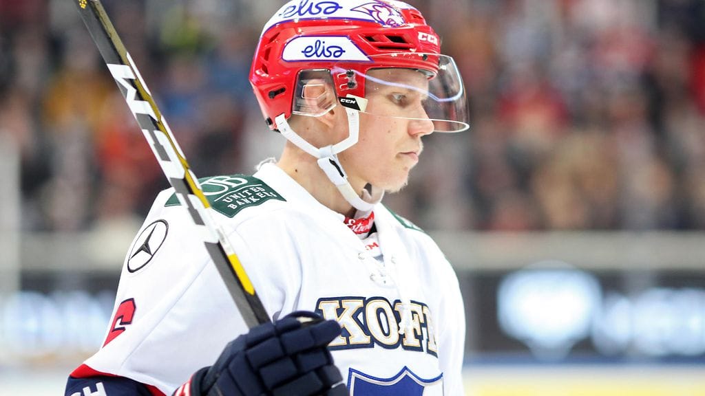 Joonas Lyytinen laukoi avauserässä kiekon Kärppien maalin maalirautoihin.