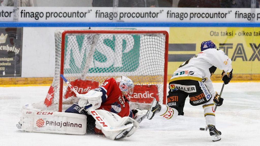 Tässä Aleksi Heponiemi harhauttaa Atte Engrenin jäihin ja siirtää kiekon maaliin.