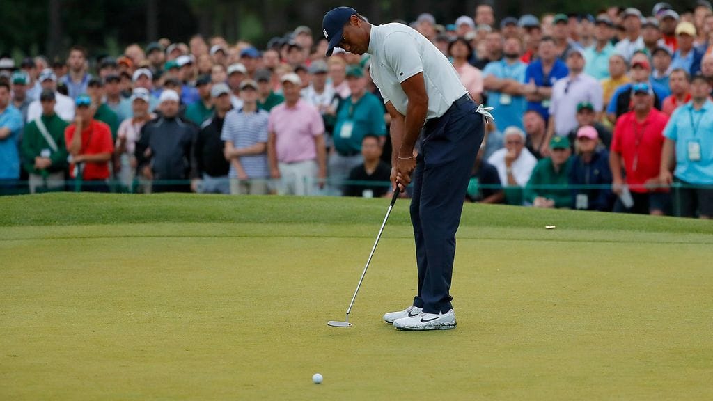 Tiger Woods on Mastersin toisen päivän jälkeen jaetulla toisella sijalla lyönnin päässä kärjestä.