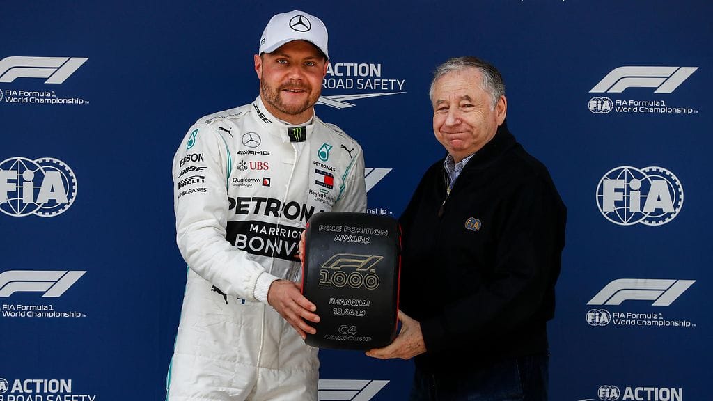 FIA-pomo Jean Todt ojensi Valtteri Bottakselle Pirellin paalupalkinnon.