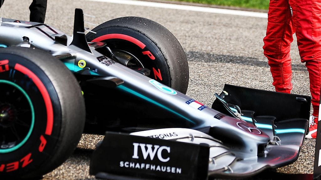 Sebastian Vettel tutki Valtteri Bottaksen autoa Kiinan F1-aika-ajojen jälkeen.