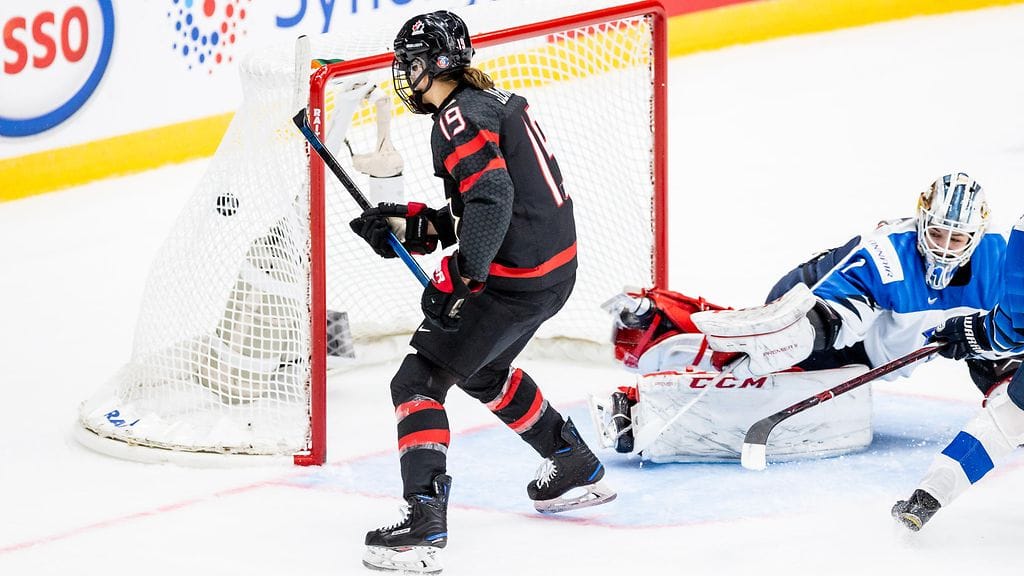 Noora Räty joutui nöyrtymään Kanadalle jo 2,5 minuutin kohdalla. Kuva lohkovaiheen ottelusta, 9. huhtikuuta.