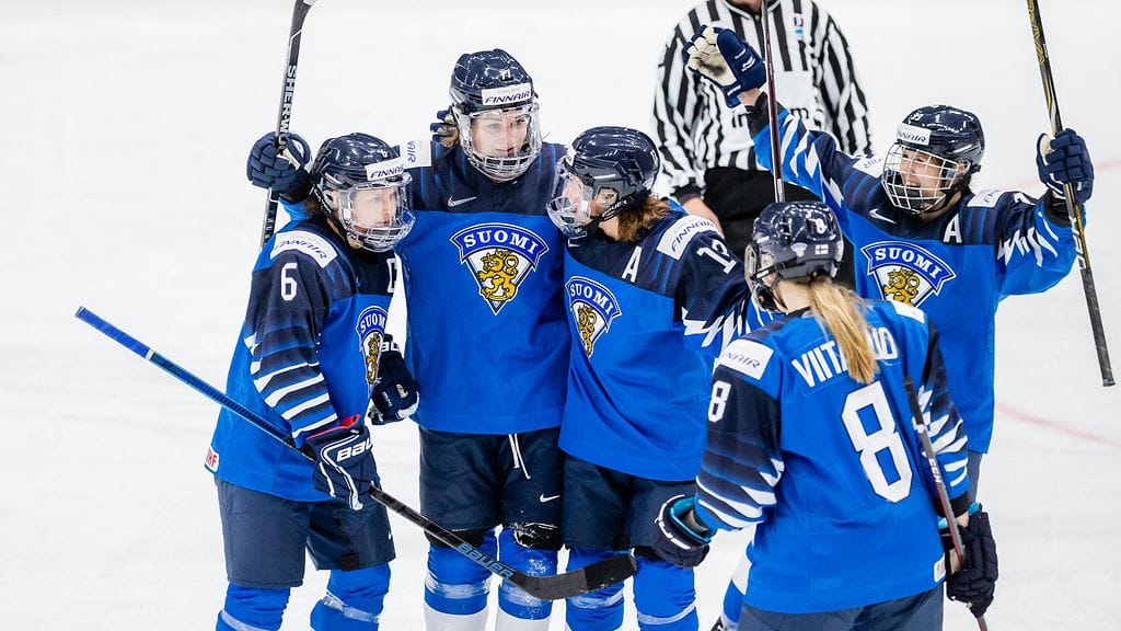 Jenni Hiirikoski teki Naisleijonien illan toisen osuman.