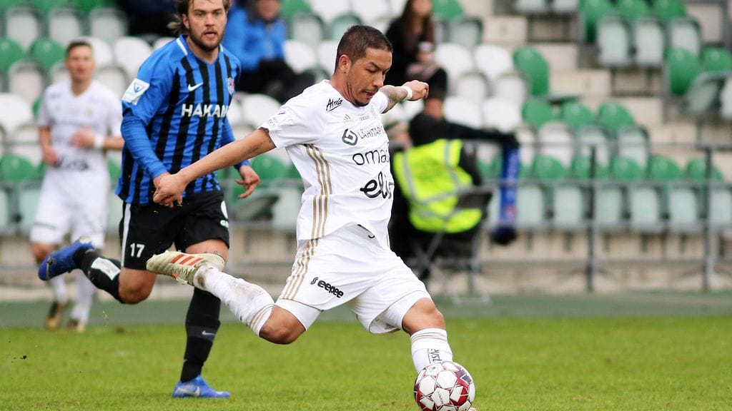 SJK:n Moshtagh Yaghoubi "Mosa" laukoo, taustalla Interin Mika Ojala.