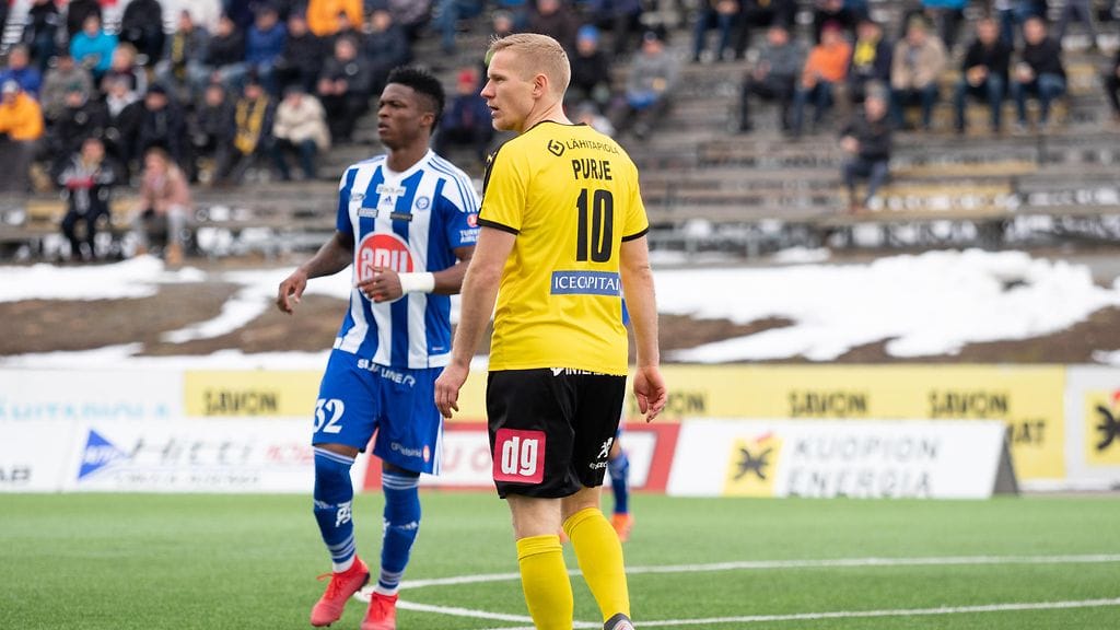 KuPSin Ats Purje ja HJK:n Obilor Faith Friday.