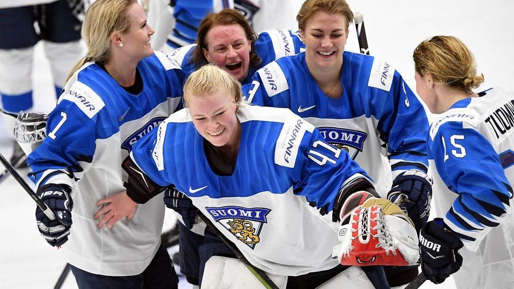 Noora Räty oli yhtä hymyä Kanada-voiton jälkeen.