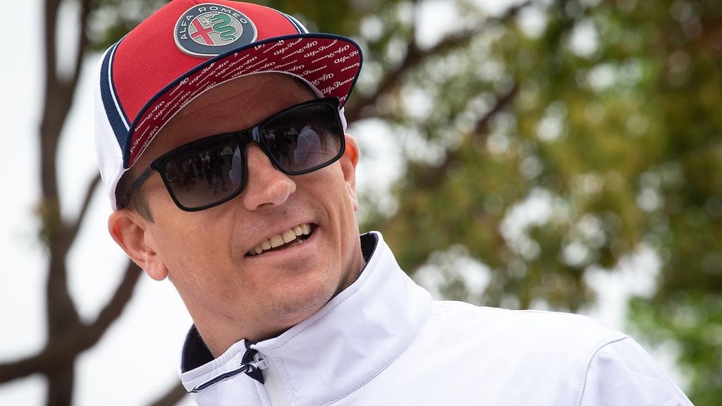 Kimi Räikkösen fanit saapuivat ilostuttamaan Jäämiestä hotellin ulkopuolelle.