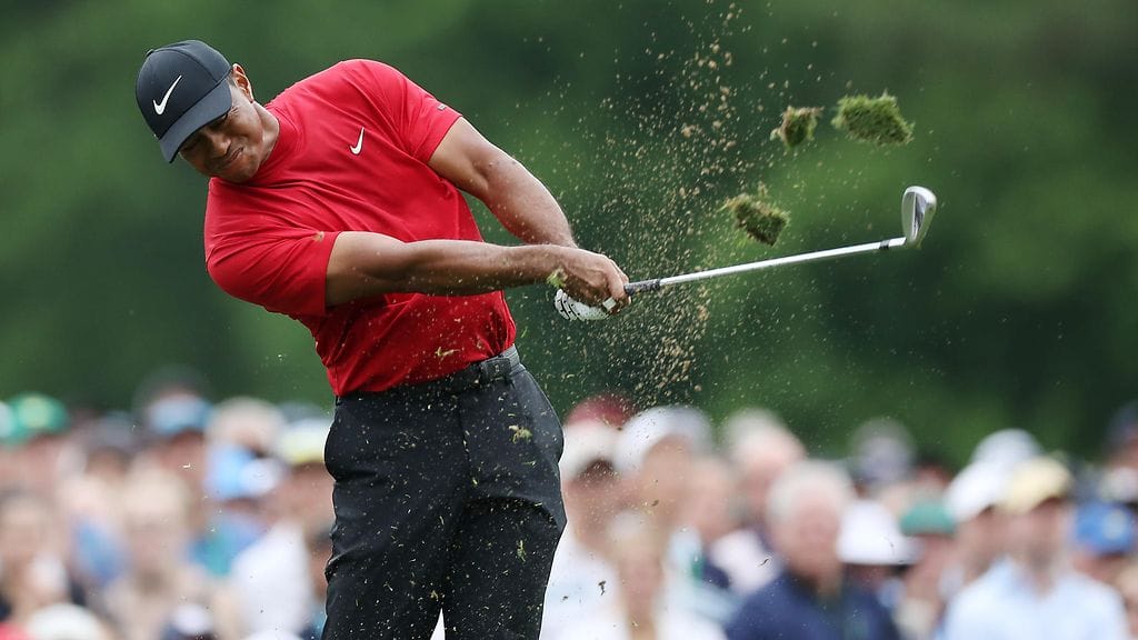 Tiger Woods tositoimissa Mastersin päätöskierroksella.