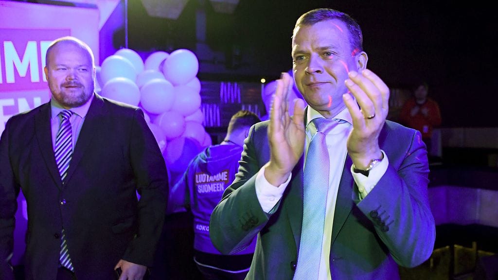 Kokoomuksen puheenjohtaja Petteri Orpo (oik.) vaali-iltana yhdessä puoluesihteeri Janne Pesosen kanssa.