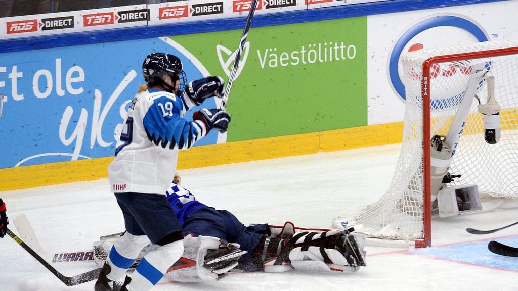 Petra Nieminen toimitti kiekon jatkoerässä USA:n maaliin, mutta osuma hylättiin videotarkistuksen jälkeen.
