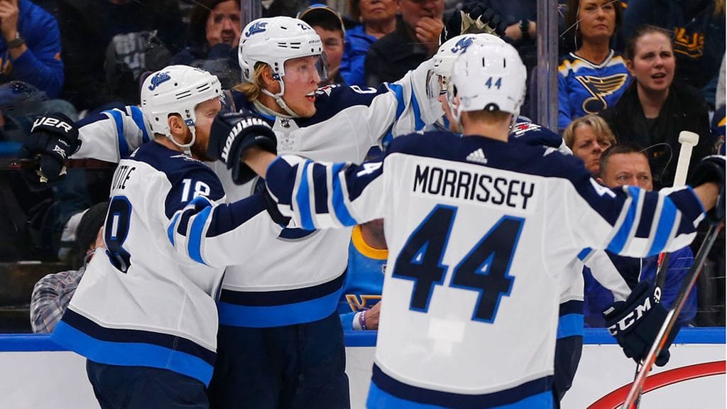 Winnipegin Patrik Laine (keskellä) juhli joukkueen tekemään johtomaalia St. Louis Bluesia vastaan toisessa erässä.