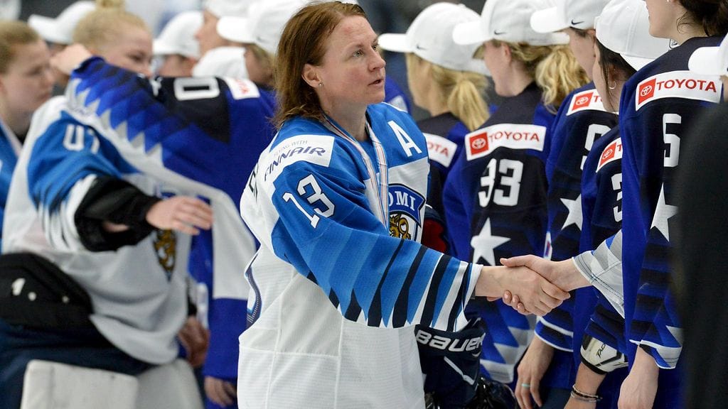 Suomen maajoukkueen konkari Riikka Sallinen kätteli Yhdysvaltojen pelaajia katkerin mielin.