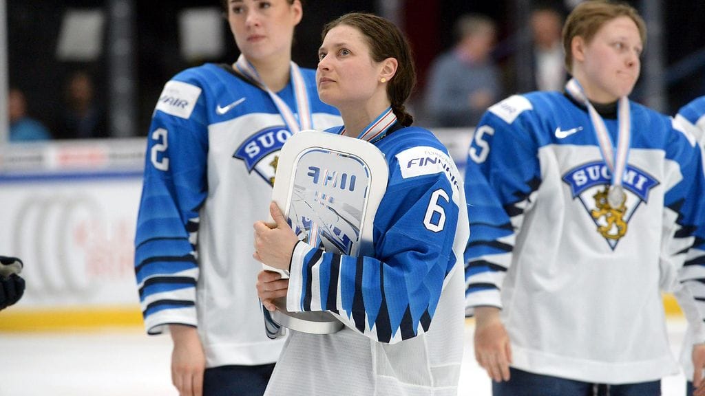 Suomen kapteeni Jenni Hiirikoski valittiin MM-kisojen arvokkaimmaksi pelaajaksi.